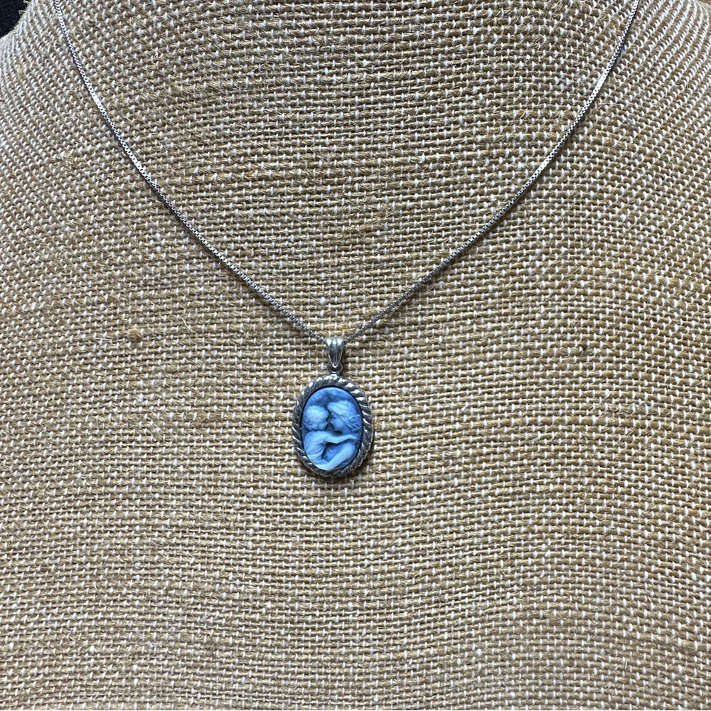 Elegant Silver Cameo Mother and Child Pendant Necklace - Picture 2 of 6